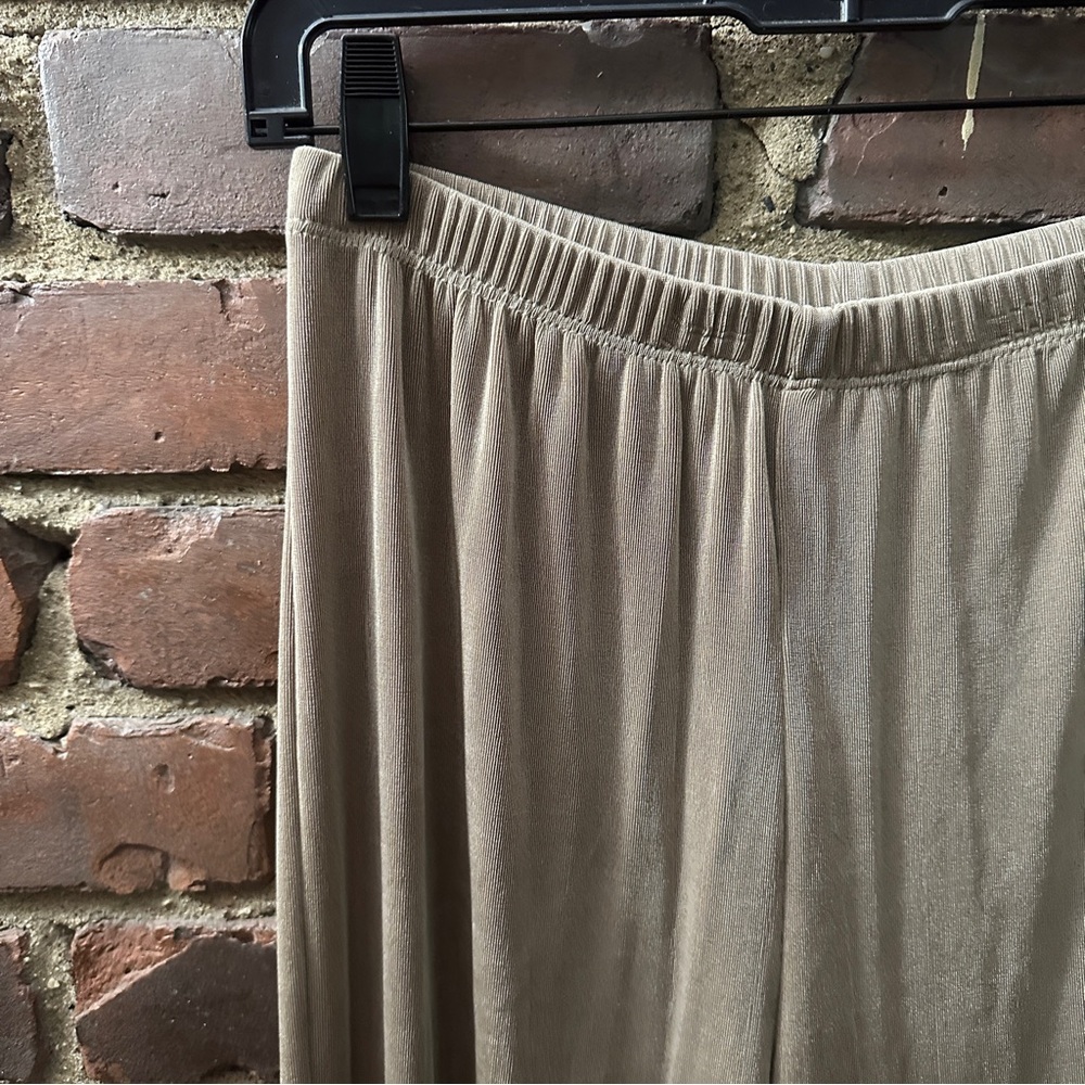Chicos Travelers beige pull on waist high waisted pants sz 1 short / 27” inseam - Picture 2 of 4